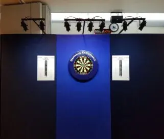 Blauwe finale-dartbaan op een verhoogd podium met verlichting